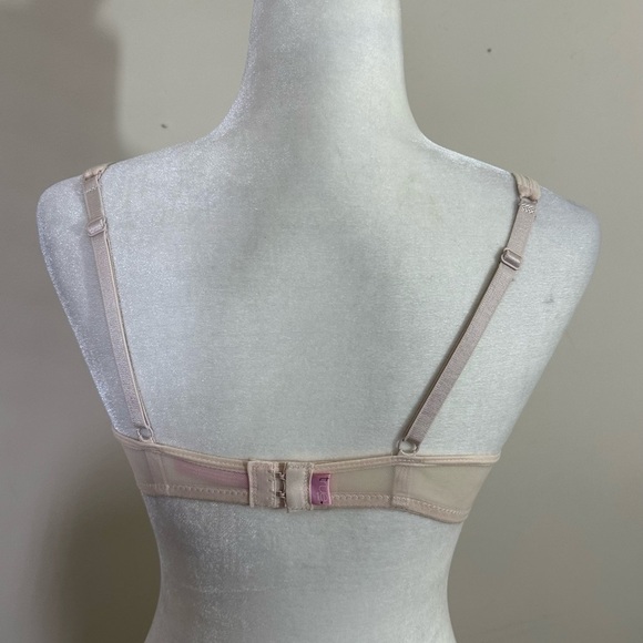 True sz  36C bra in a soft cream. Beautiful bra pretty details underwire - Picture 8 of 12